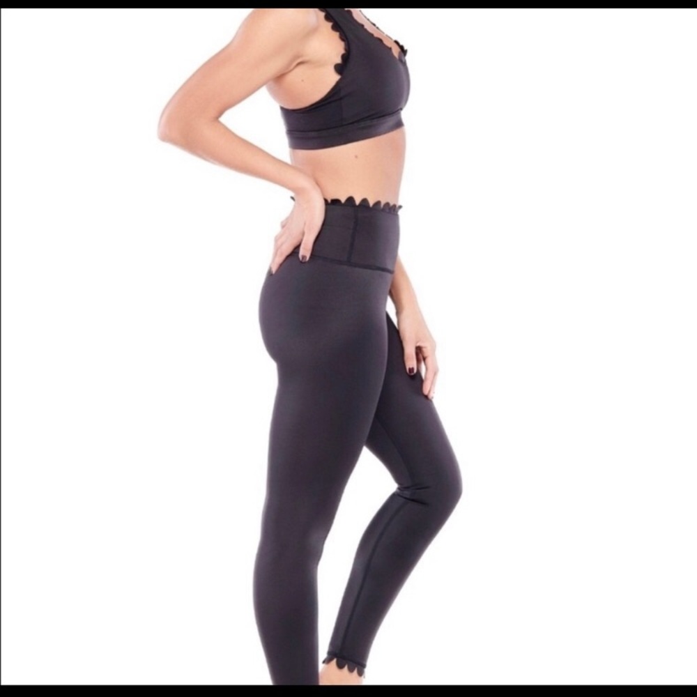 Electric Yoga⚡️ Black Scallop Leggings